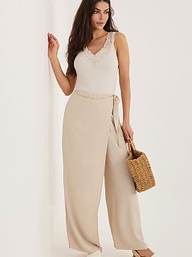 Pantaloni pentru femei Factory Price  Pantaloni largi de damă sunt o propunere stilată și confortabilă pentru ziua de zi și pentru muncă într-o versiune mai puțin formal�