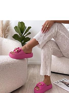 Papuci cu platformă Solea  Papuci eleganți cu fundiță decorativă reprezintă combinația perfectă între confort și aspect modern. Realizați dintr-un material d