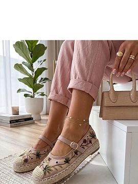 Espadrile Solea  Pantofii espadrile fermecători cu flori brodate sunt o propunere ideală pentru zilele calde de vară. Realizați dintr-un material ușor, 