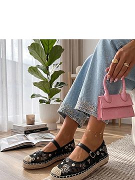 Espadrile Solea  Pantofii espadrile cu flori brodate sunt o propunere ideală pentru zilele calde de vară. Realizați dintr-un material ușor, aceștia impr