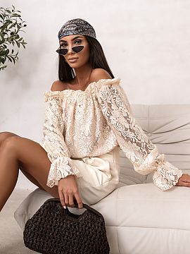 Bluzka LaBalancia  Bluza spaniolă MIA cu dantelă de culoare galben banan este o propunere pentru femeile care apreciază combinația de eleganță și confor