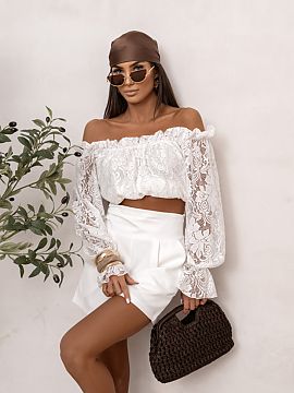 Bluzka LaBalancia  Bluza spaniolă MIA cu dantelă de culoare ecru este o propunere pentru femeile care apreciază combinația dintre delicatețe și eleganț�