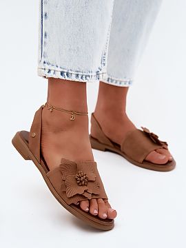 Sandaale Step in style  Sandalele de damă din piele naturală sunt o propunere elegantă și confortabilă pentru zilele calde. Croiala lor subtilă se potrivește