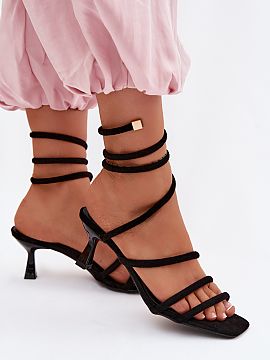 Sandale cu toc Step in style  Sandalele de damă realizate din piele ecologică sunt o propunere ideală pentru ieșirile de seară și ocaziile festive, cum ar fi nunți