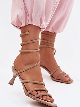Sandale cu toc Step in style  Sandalele de damă din piele ecologică sunt o propunere ideală pentru ieșirile de seară și ocaziile festive, cum ar fi nunțile sau pet