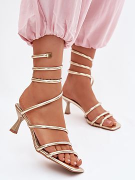 Sandale cu toc Step in style  Sandalele de damă din piele ecologică sunt o propunere ideală pentru ieșirile de seară și ocaziile festive, cum ar fi nunțile sau pet