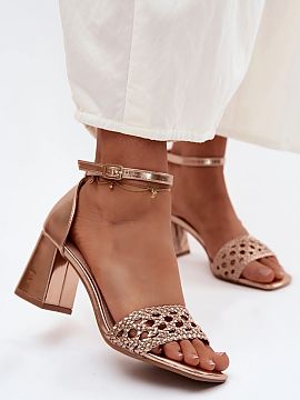 Sandale cu toc Step in style  Sandale pentru femei din piele ecologică cu toc sunt o propunere excelentă pentru vară, care combină clasicul cu un detaliu la modă. Cu