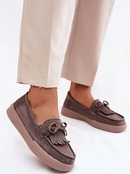 Mocasini Step in style  Mocasini damă din piele de catifea naturală pe o platformă sunt o propunere elegantă și confortabilă pentru ziua de zi. Platforma ridi