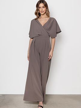 Salopetă awama  Costum elegant cu croiala moderna, care imbina confortul cu stilul rafinat. Partea de sus are un decolteu tip plic discret, subliniind delic
