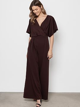 Salopetă awama  Costum elegant cu croiala moderna, care imbina confortul cu stilul rafinat. Partea de sus are decolteu in forma de plic care subliniaza deli