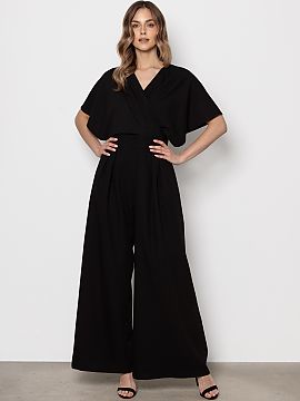 Salopetă awama  Elegantul costum cu un croi modern, care combină confortul cu stilul rafinat. Partea de sus are un decolteu tip portofel care subliniază s