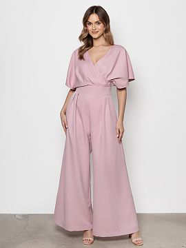Salopetă awama  Costum elegant cu croială modernă, care combină confortul cu stilul rafinat. Partea de sus are un decolteu tip plic subtil ce subliniază
