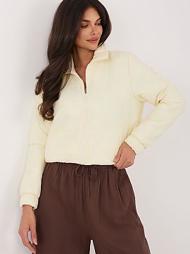 Jachetă Factory Price  Jacheta de damă matlasată este o propunere ușoară și elegantă pentru sezonul primăvară/vară, ideală ca jachetă de tranziție pent