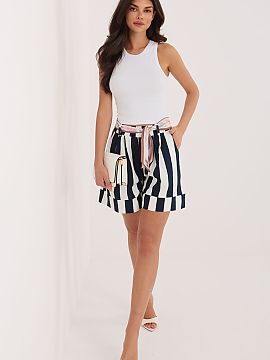 Shorts Factory Price  Pantaloni scurți de damă din material sunt o propunere comodă și stilată pentru fiecare zi, perfectă pentru zilele mai calde. Mențin�