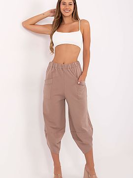 Pantaloni de trening Rue Paris  Pantaloni de tip aladin sunt o propunere confortabilă și elegantă pentru ziua de zi. Realizate dintr-o amestecătură plăcută de bumbac