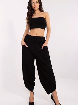 Pantaloni de trening Rue Paris  Pantaloni de tip Aladin din material de trening sunt o propunere confortabilă și stilată pentru fiecare zi. Realizați dintr-o amestec pl