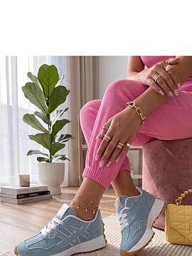 Încălțăminte sport pe platformă Solea  Pantofii sport eleganți cu șireturi sunt o combinație perfectă de confort și design modern. Stilul lor sportiv îi face să se potrivea