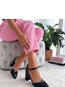 Pantofi dcu toc gros Solea  Elegantul pantofi cu toc lacuit și cu zirconii decorative sunt o alegere perfectă pentru femeile care doresc să adauge strălucire specia