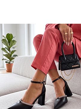 Pantofi dcu toc gros Solea  Elegantni pantofi cu ornamente de zirconiu sunt o propunere pentru femei care apreciază eleganța cu o notă de strălucire. Realizați din