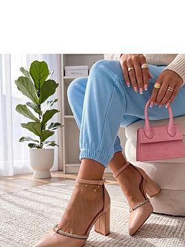 Pantofi dcu toc gros Solea  Elegantne pantofi cu ornamente din zirconiu sunt o propunere pentru femeile care apreciază eleganța cu o notă strălucitoare. Realizate d