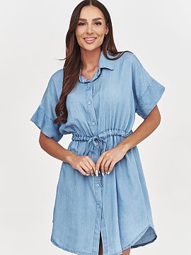 Rochie de zi Makadamia  Această rochie din denim cu croială de cămașă este o propunere ideală pentru femeile care apreciază confortul, stilul și designul at