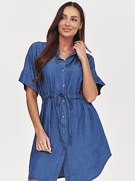 Rochie de zi Makadamia  Această rochie din denim cu croială cămășară este o propunere ideală pentru femeile care apreciază confortul, stilul și designul at