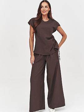 Completă Makadamia  Descoperiți un set de damă unic, care combină eleganța și confortul. Acest ansamblu elegant este format dintr-o bluză lejeră cu o leg