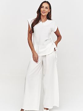 Completă Makadamia  Descoperiți un set de damă unic, care combină eleganța și confortul. Acest set elegant este format dintr-o bluză lejeră cu o legătur