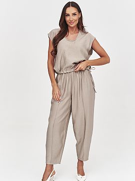 Completă Makadamia  Mizați pe confort și stilul modern cu acest set unic pentru femei. Setul este format dintr-o bluză ușoară și lejeră și pantaloni con