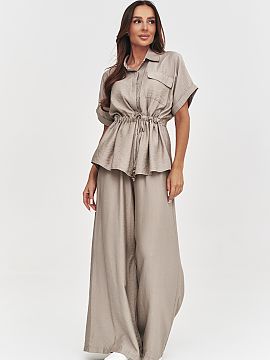 Completă Makadamia  Setul de damă format dintr-o bluză lejeră și pantaloni largi este o propunere ideală pentru femeile care apreciază confortul și elega