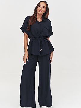 Completă Makadamia  Setul de damă format dintr-o bluză lejeră și pantaloni largi este o propunere ideală pentru femeile care apreciază confortul și elega