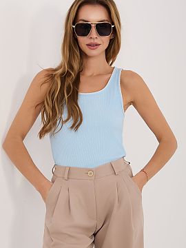 Top Rue Paris  Top feminin cu bretele este o propunere universală în stil casual, ideal pentru stilizările de zi cu zi. Modelul de lungime standard și 