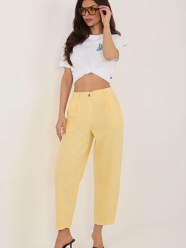 Pantaloni din catifea Rue Paris  Modă pantaloni de damă din catifea tip carrot, care îmbină confortul cu un stil casual atemporal. Este o propunere perfectă pentru zi d