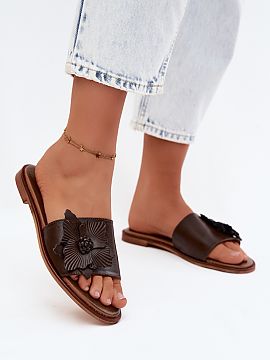 Şlapi Step in style  Șlapi de damă din piele naturală sunt o propunere elegantă și confortabilă pentru zilele călduroase. Croiala clasică face ca modelul