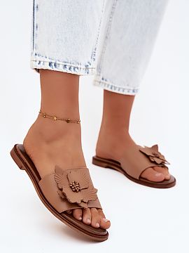 Şlapi Step in style  Șlapi de damă din piele naturală sunt o propunere elegantă și confortabilă pentru zilele calde. Croiala clasică face ca modelul să c