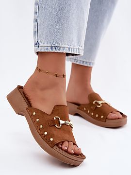 Şlapi Step in style  Șlapi de damă de la marca INBLU, confecționați din piele naturală de catifea, reprezintă o opțiune elegantă și confortabilă pentru