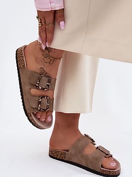 Şlapi Step in style  Șlapi pentru femei din piele ecologică sunt o propunere elegantă și confortabilă pentru zilele calde. Aspectul modern se îmbină aici 