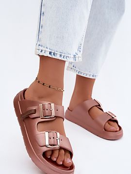Papuci cu platformă Step in style  Șlapii de damă de la marca D.Franklin sunt o propunere ideală pentru vară pentru femeile care apreciază confortul și stilul modern. Re