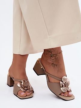 Încălțări cu toc Step in style  Șlapi damă din piele naturală cu toc tip cărămidă sunt o propunere elegantă creată pentru ocazii deosebite. Croiala clasică face ca