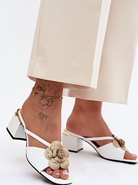Încălțări cu toc Step in style  Șlapi de damă din piele naturală cu toc în formă de cărămidă sunt o propunere elegantă creată cu gândul la ocazii speciale. Croia