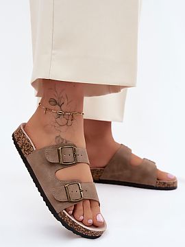 Şlapi Step in style  Șlapii pentru femei într-un design trendy sunt alegerea perfectă pentru femeile care doresc să îmbine confortul cu stilul de vară. Ace