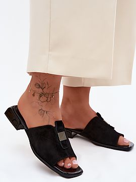 Şlapi Step in style  Șlapi de damă din piele naturală de catifea sunt o propunere elegantă și confortabilă pentru zilele calde. Croiala clasică face ca mo