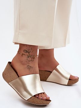 Sandale cu talpă tip pană Step in style  Șlapi pentru femei cu talpă din plută. Realizate din piele naturală de înaltă calitate, asigură durabilitate și confort la purtare. 