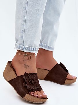 Sandale cu talpă tip pană Step in style  Șlapii damă din piele naturală de catifea, cu talpă din plută, reprezintă o propunere extrem de elegantă și feminină pentru zilele 