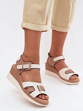 Sandale cu talpă tip pană Step in style  Sandalele pentru femei din piele naturală de la marca Artiker sunt o propunere confortabilă și elegantă pentru zilele călduroase. Fabri