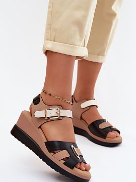 Sandale cu talpă tip pană Step in style  Sandalele de damă din piele naturală de la marca Artiker sunt o propunere confortabilă și elegantă pentru zilele calde. Făcute cu aten