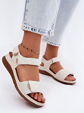 Sandale cu talpă tip pană Step in style  Sandalele de damă din piele ecologică pe o talpă ușoară sunt o propunere comodă și funcțională pentru zilele călduroase. Croiala u