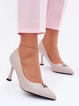 Pantofi cu toc subţire (stiletto) Step in style  Călcâișe cu toc pentru femei de la marca Vinceza sunt o propunere elegantă pentru ocazii speciale și ceremonii. Croiala clasică combin