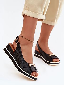 Sandale cu talpă tip pană Step in style  Sandalele pentru femei din piele naturală de la Artiker sunt o propunere elegantă pentru zilele calde. Acest model completează perfect at