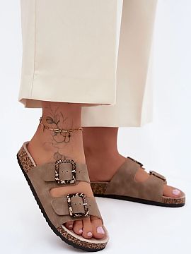 Şlapi Step in style  Șlapi pentru femei din piele ecologică sunt o propunere elegantă și confortabilă pentru zilele calde. Aspectul modern se îmbină aici 